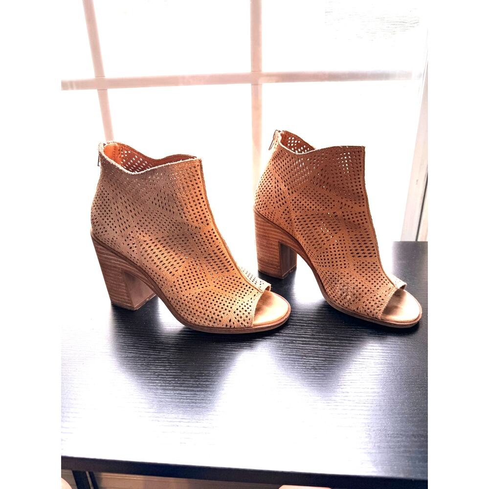 Lucky Brand Bootie Women 7.5 Tan Suede Perforated Peep Toe Block Heel Ankle Boot